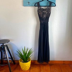 VINTAGE VANITY FAIR NYLON + LACE NIGHTGOWN | BLACK | SIZE 34
